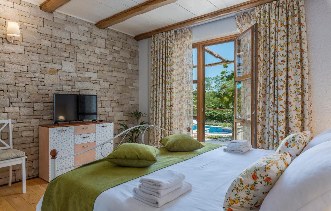 Family Villa Lipica With Private Pool And Jacuzzi Pazin Kültér fotó